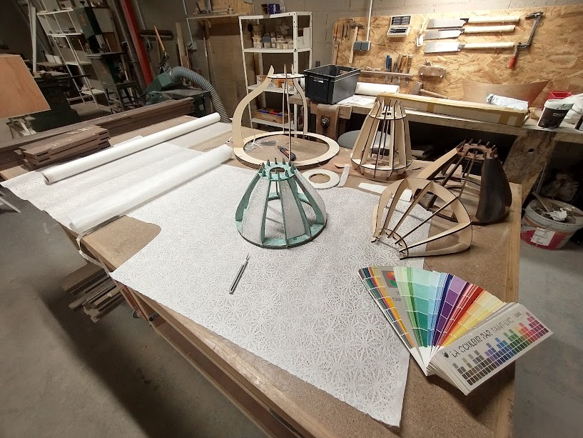 Établi d’atelier avec outils et matières en cours de travail.